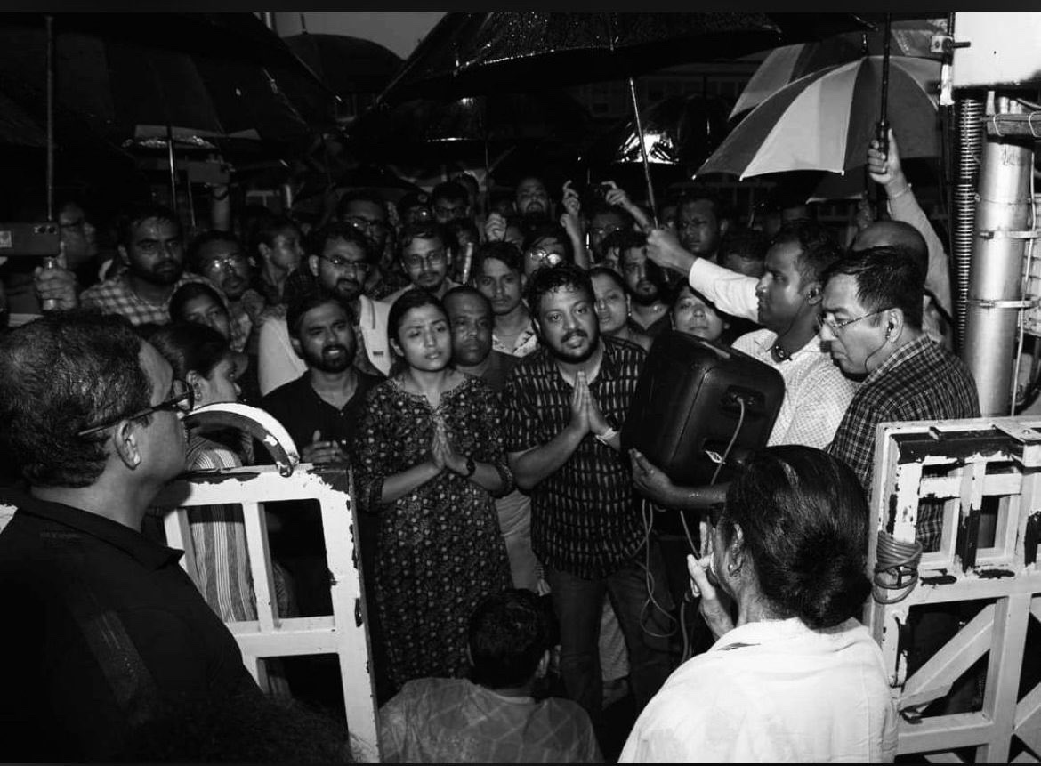 DrDatta_AIIMS's tweet photo. 🚨Junior doctors waited outside CM residence for nearly 2 hours in the rain!

🚨Govt says:

1) No live streaming
2) No videography from junior doctors
3) No representative with govt's videographer
4) Full video copy not to be given to junior doctors.

🚨Where is the transparency? https://t.co/1IE6N8FBov