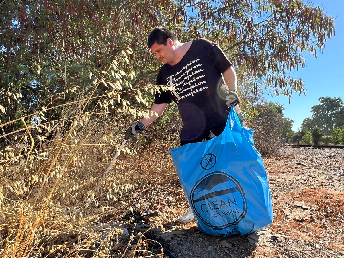 CaltransDist10's tweet photo. #CleanCA #CoastalCleanUp #CaltransD10 partnering today with the #PortofStockton, #CafeCoop, #EJC4W, the Sierra Club and other groups to pick up litter at Boggs Tract in Stockton as part of Coastal Clean Up Month. Thanks to our Partners for all the hard work! https://t.co/bHgIhhuRHf