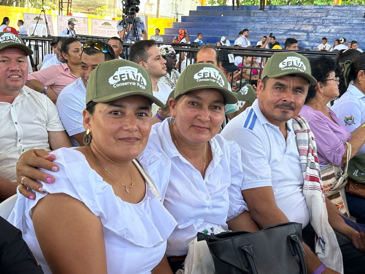 MinAmbienteCo's tweet image. ¡Hoy cerramos la Gira Amazónica #SalvemosLaSelva en San José del Guaviare! #AEstaHora el presidente @petrogustavo y la ministra @susanamuhamad anuncian acciones para contener la deforestación en la Amazonía de la mano de las comunidades. 

Abrimos hilo 🧵 👇🏽