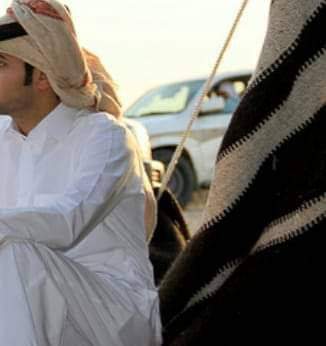 . 

غلطت_بـ_أسمّك_وتبسمت_بإحراج
وبانت_على_وجهِي_ملامح_غلاتك .

.