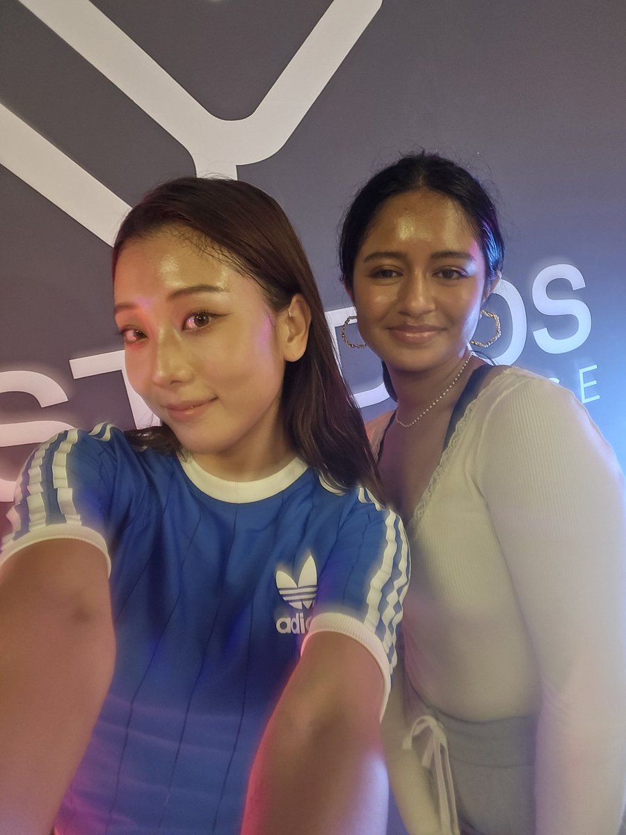 luckyvickyz's tweet photo. seungyeon and i! https://t.co/iqrcwSryNV