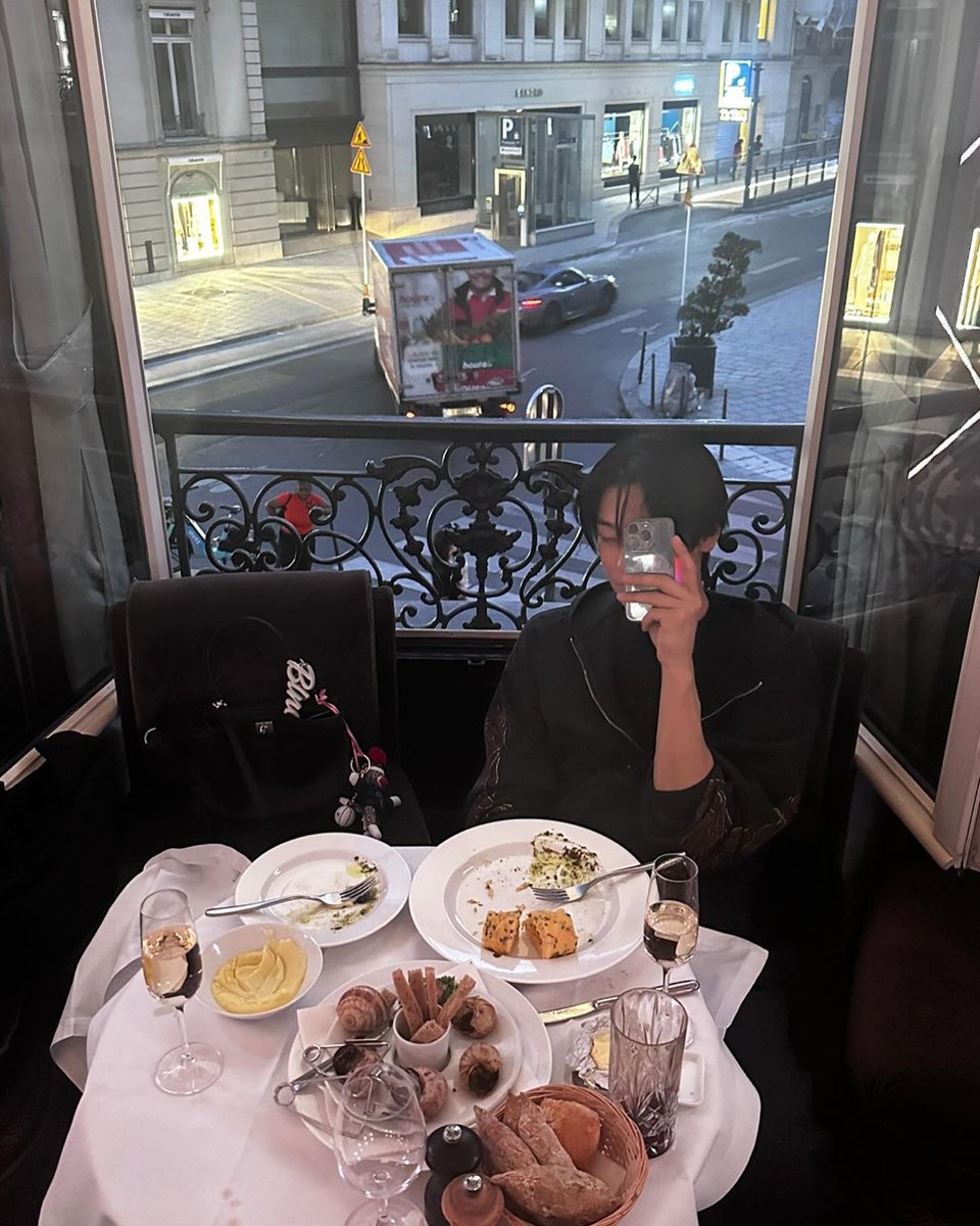 KISSYJEONS's tweet photo. parisian https://t.co/xT6L4Zoity
