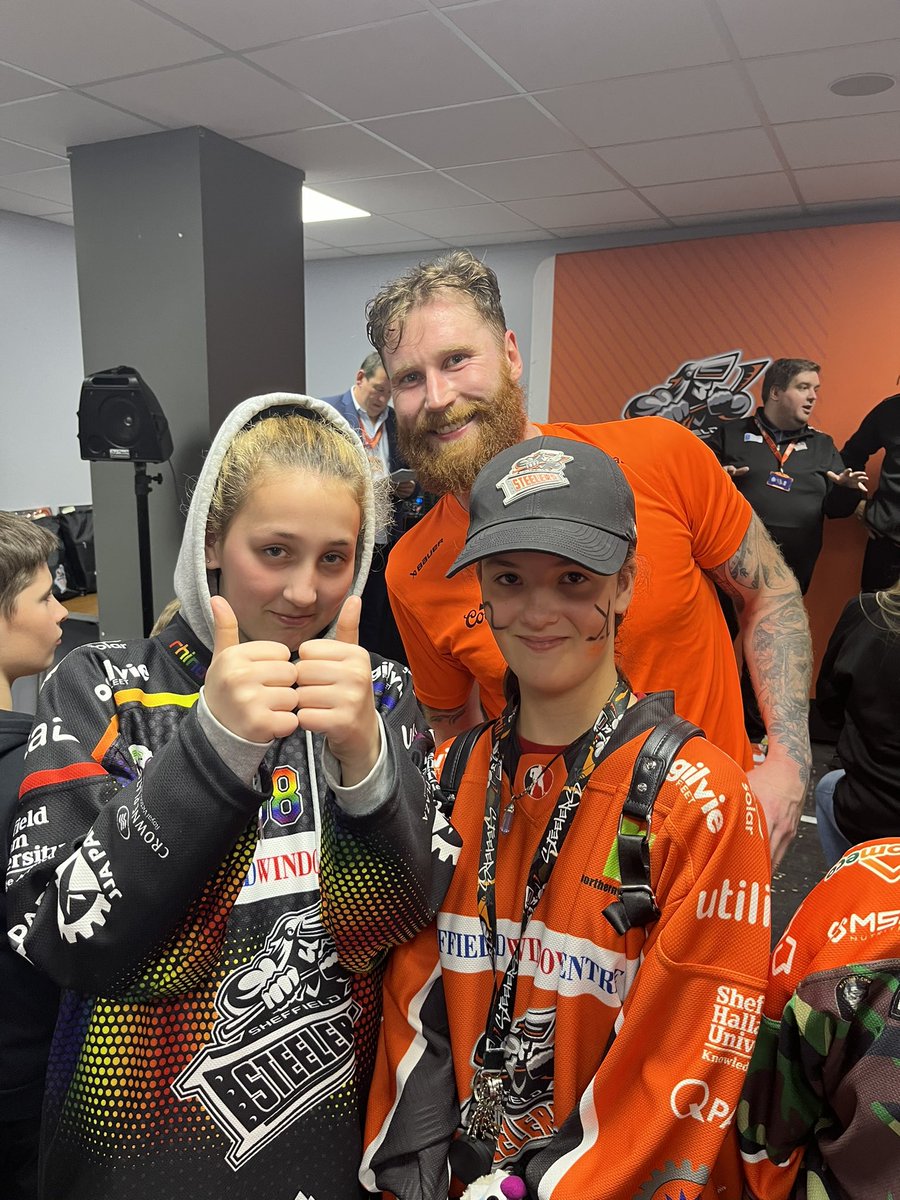 Amyloola's tweet photo. @KevinTansey6 1st game bk yesterday at   @SheffieldArena and what a night and my girls met this dude…such a nice guy too! thanks tansey !!! 🏒🍊 https://t.co/c0mWTMG5gU
