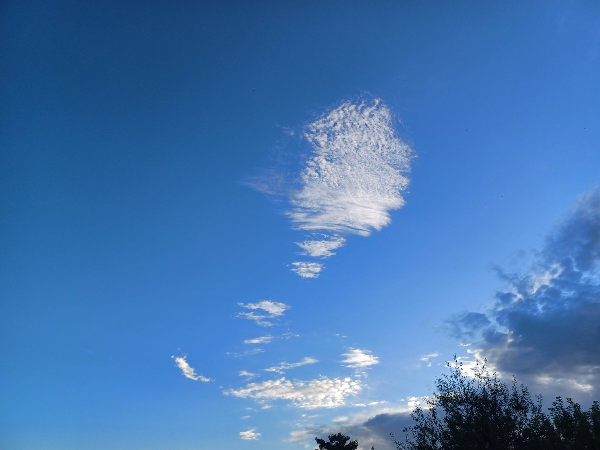 Strange looking cloud a little earlier this evening...Happy weekend to all 😁