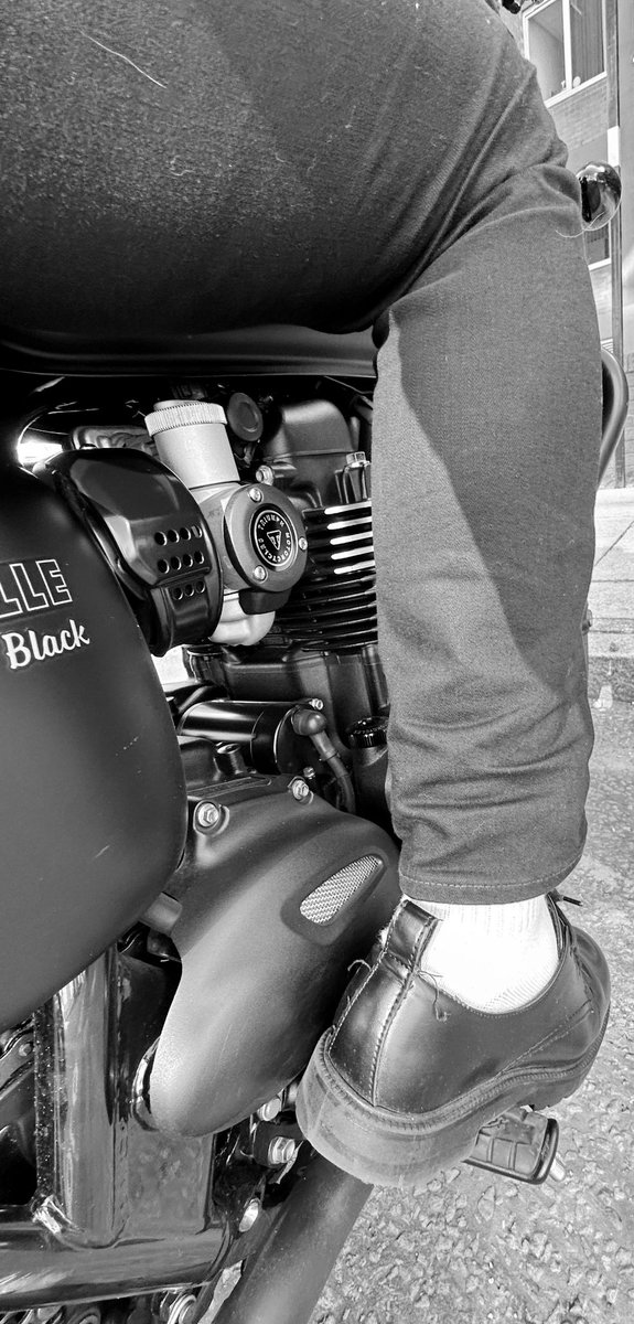 MariwanSayda's tweet photo. Enjoying the last bits of summer 🏍️ ☕️ https://t.co/ls8S9L0W6W