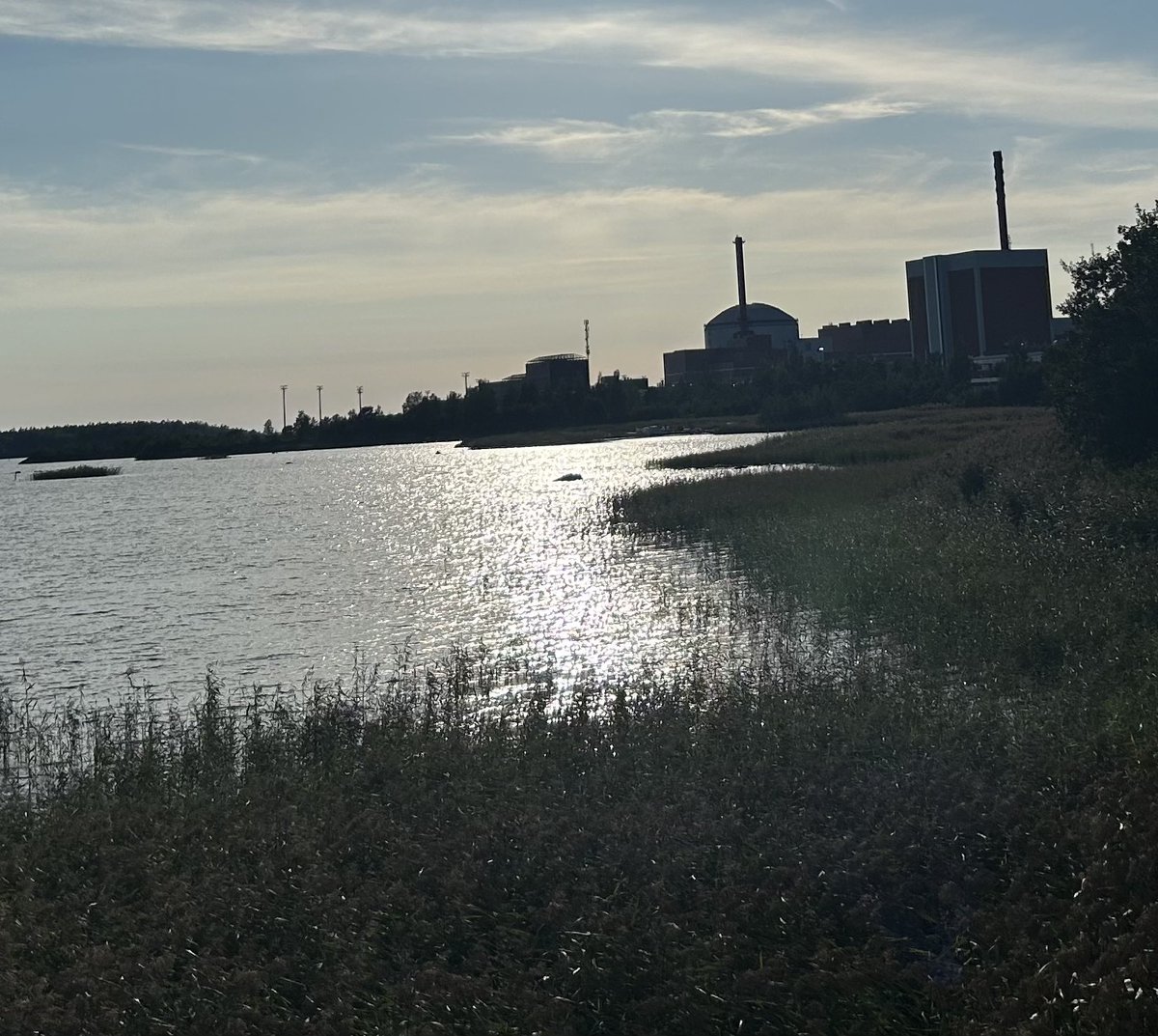 Erikoinen päivitys näin lauantai-iltaan. Olkiluoto 1 -laitosyksikön tulovesikanavaan ajautui tänään illalla 14. syyskuuta kotimainen merihädässä ollut romutroolari. Tilanteesta ei ole aiheutunut vaaraa ihmisille, ympäristölle eikä ydinturvallisuudelle. Viranomaiset ovat paikalla