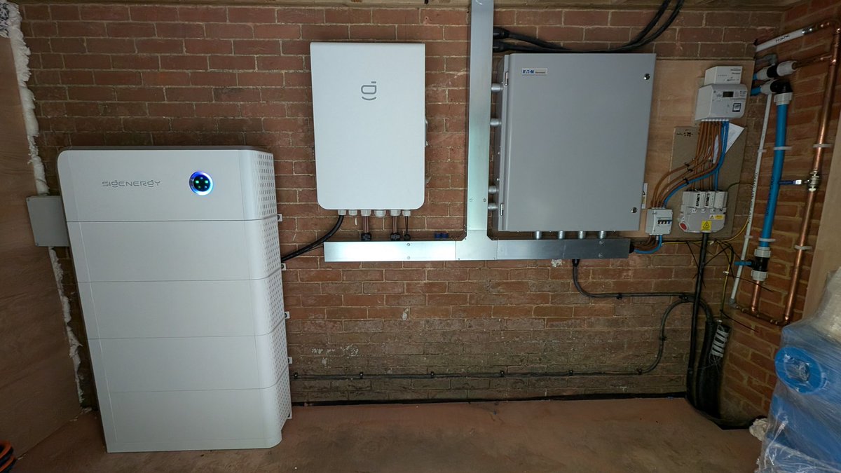 _RevolutionHtg_'s tweet photo. You've got to love it when the customer fully commits to their renewables journey! https://t.co/b64PXAUH4F