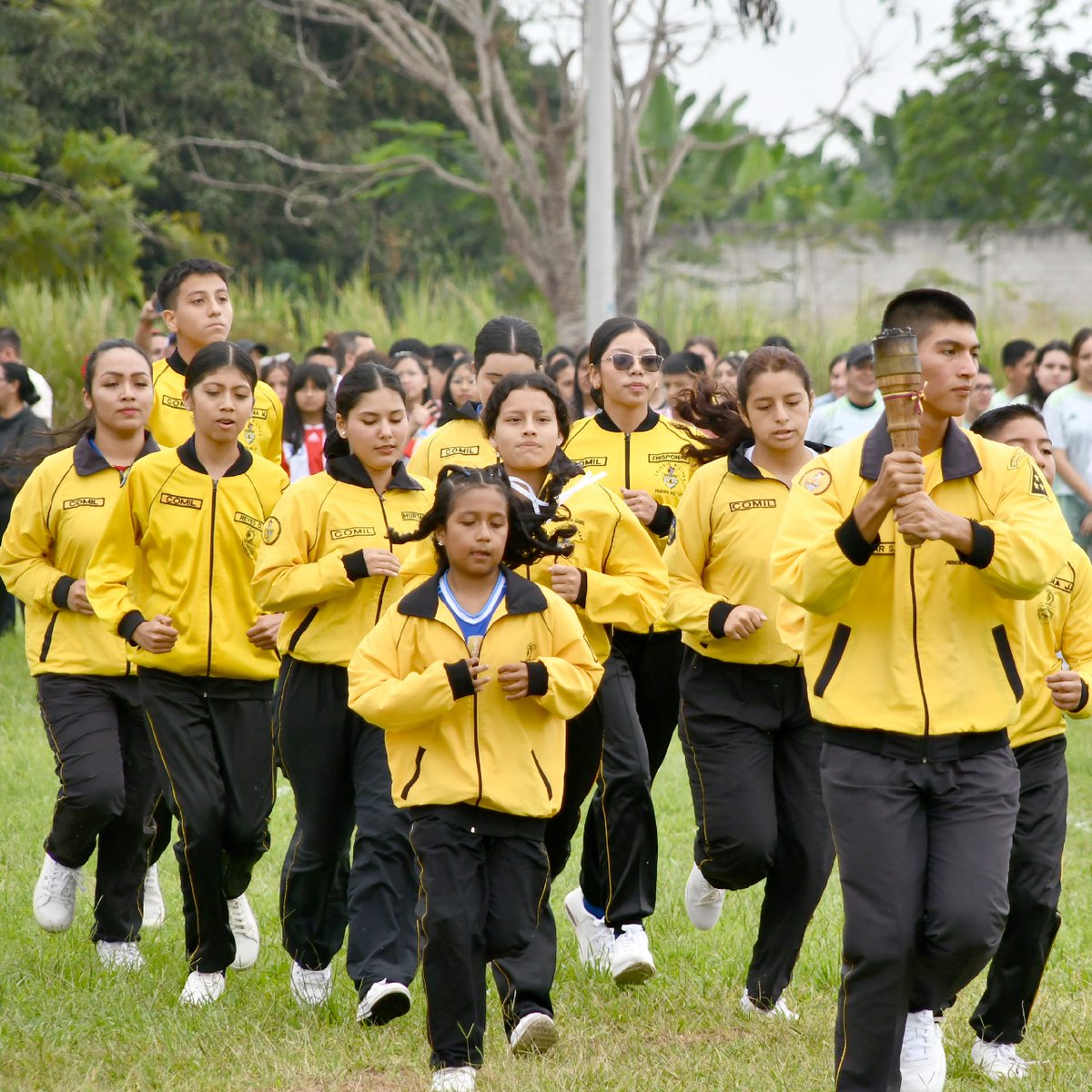 Que dicha poder ser parte de la inauguración de los juegos deportivos del colegio militar "Héroes del 41", un acto lleno de mucho colorido y alegría por parte de los niños y jóvenes.
Además, pude colocar la banda de niña deportes a la bella y risueña Valentina. Mis felicitaciones