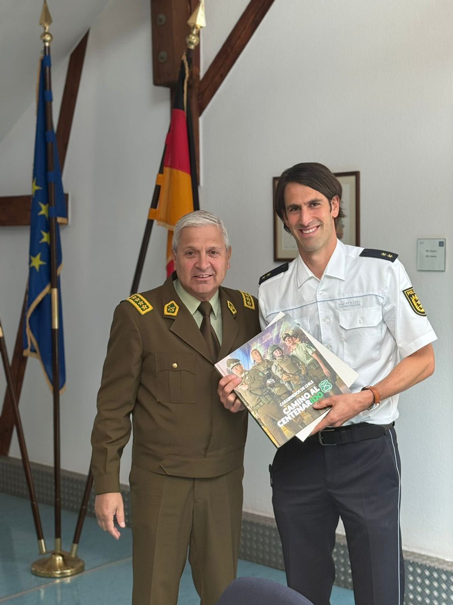 Carabdechile's tweet image. Continuando con las coordinaciones internacionales para seguir potenciando nuestro proceso de modernización y reforma, el General Director, Ricardo Yáñez, junto a la Embajadora de Chile en Alemania, Magdalena Atria y el Presidente de la Policía de #Friburgo, Franz Semling, se…