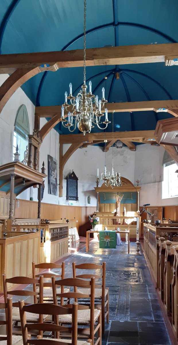Mrs_Disbelief's tweet photo. Als we toch stichtelijk bezig zijn, brengen we ook de Sint-Margaretakerk te #Boksum maar een bezoek. In 2016, bij de aanleg van een fietstunnel, werd een graf gevonden met 7 personen, vermoedelijk omgebracht bij 'De Slag bij Boksum' in 1586. Zie afb. #Omd2024 #Openmonumentendag https://t.co/ZfIlQs8AMK