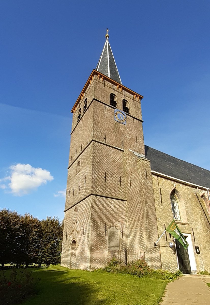 Mrs_Disbelief's tweet photo. Als we toch stichtelijk bezig zijn, brengen we ook de Sint-Margaretakerk te #Boksum maar een bezoek. In 2016, bij de aanleg van een fietstunnel, werd een graf gevonden met 7 personen, vermoedelijk omgebracht bij 'De Slag bij Boksum' in 1586. Zie afb. #Omd2024 #Openmonumentendag https://t.co/ZfIlQs8AMK