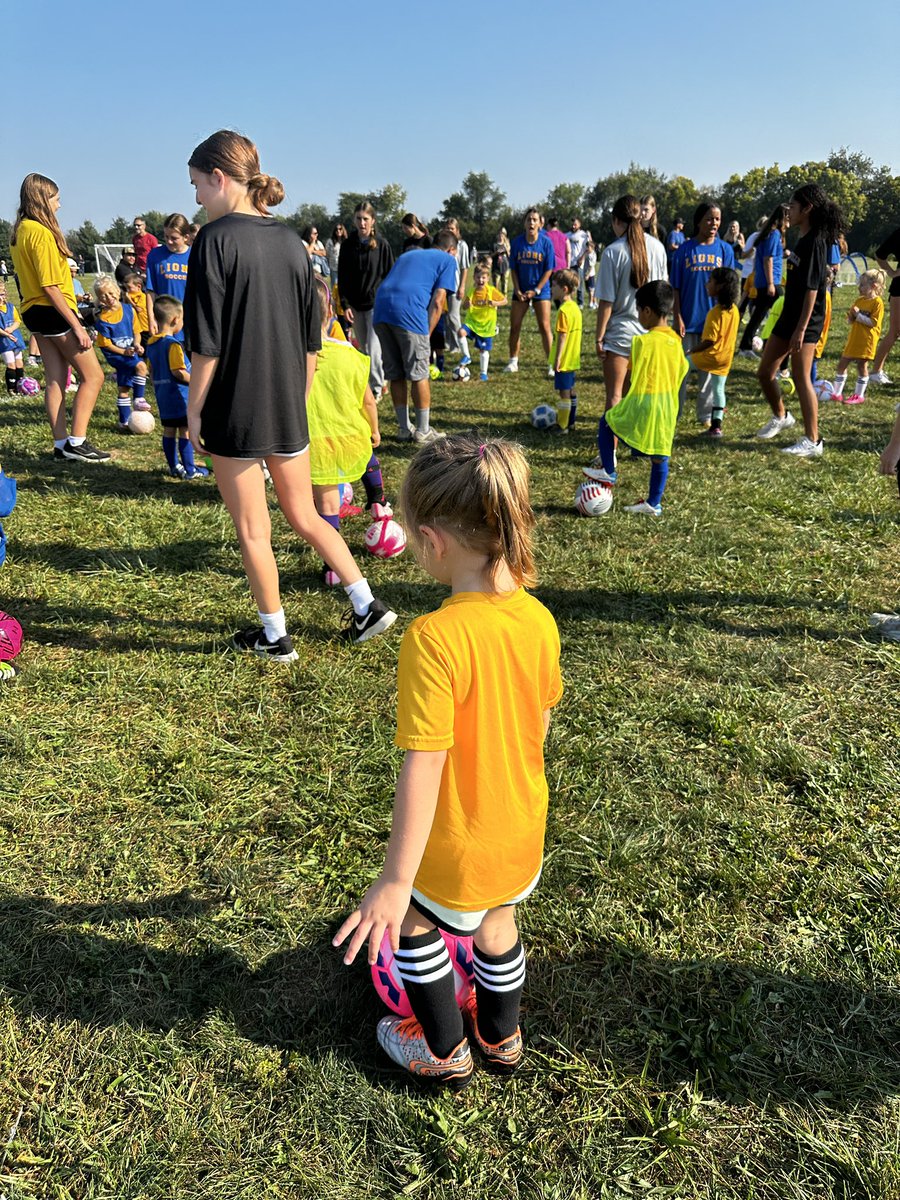 Thanks Girls JV and Varsity for coming out to play with the U6 kiddos! ⚽️