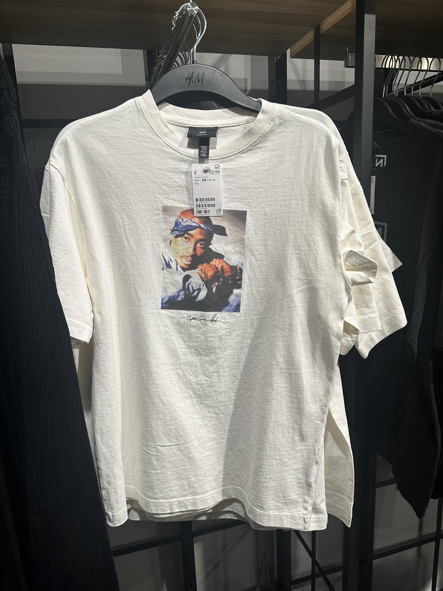 saschaten's tweet photo. Im @hmdeutschland haben die 2000er angerufen… keines der Jugendlichen weiß das das für Bands sind… ich finds lustig aber bin zu alt für bzw. Meine Größe ist nicht dabei ;) https://t.co/MtjjxSZUWU