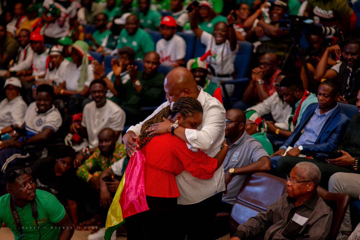 NoraEmefa's tweet photo. The applause! the standing ovations!! and hug from @S_OkudzetoAblak is one huge motivation for me and I'm so honoured. This fuels my passion to keep advocating for positive change for the youth and for Ghana🇬🇭🙏

#youthadvocacy
#socialactivism
#ariseghanayouth https://t.co/VkEIHWTtkK