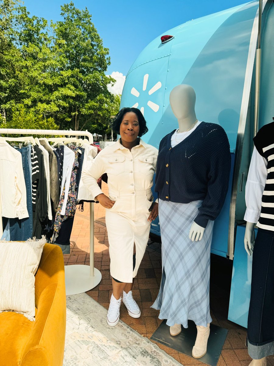 lasheikcalhoun's tweet photo. Browsing Walmart’s Fall looks on the airstream #brandambassador #walmartstyletour #fallstyle #stylesquad https://t.co/p5iExsjtKl