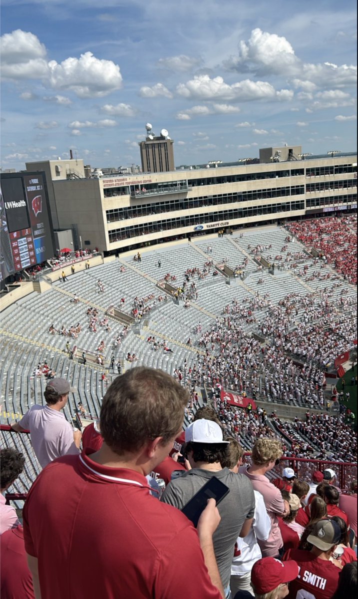 jessepacheco_'s tweet photo. @badgerbarstool Jump, jump, jump around https://t.co/b9fGAJNl8R