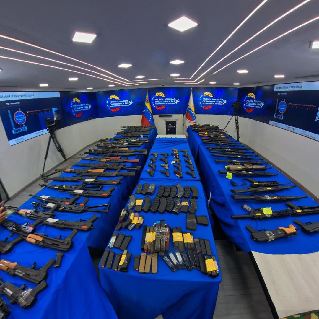 #ÚltimoMinuto| Gobierno de Venezuela incautó 400 armas que provenían de EEUU que serían entregadas a los grupos delincuenciales para desestabilizar el país y asesinar al presidente Nicolás Maduro, la Vicepresidenta Delcy Rodríguez, Diosdado Cabello y otros funcionarios.

Cabello: