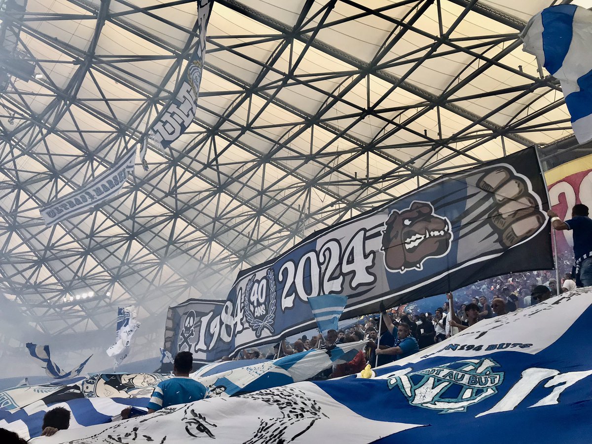 VGCU84's tweet image. #OMOGCN Le volcan du Vélodrome a fêté dignement les anniversaires du plus grand club et du premier groupe ultra de France. #Depuis1899 #Depuis1984 L’histoire continue, Allez l’OM!!! 🔵⚪️🇫🇮🔥🔥