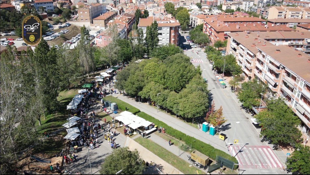 PoliciaLocalMdV's tweet photo. Els nostres caporals especialistes en el pilotatge de drons enlairen el nostre aparell per a millorar la coordinació dels dispositius de seguretat en esdeveniments amb gran afluència de gent.
#FMMontornes24 https://t.co/oazI3bkl0B