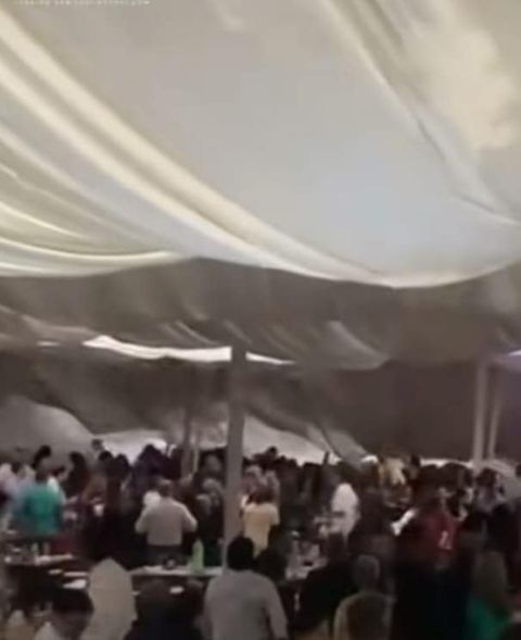 Planoinforma's tweet photo. Por si te lo perdiste... La noche de este viernes, colapso un toldo en la Convención Nacional de Anestesiólogos, que se llevó a cabo en el Centro de las Artes, se reportaron personas lesionadas y se habla de algunos ventanales rotos en el recinto
#SLP https://t.co/K0MIxmCi0z