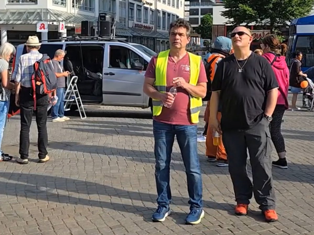 DerNorb's tweet image. Nie vergessen,
dass der Rechtsradikale Sven #Streck auch schon von der selbsternannten „Friedensbewegung #Rostock“  um Jens #Kaufmann, Anja #Lues und Ralph #Zedler eingeladen wurde.

Sie selbst bezeichnen sich „antifaschistisch“ 🙈

Ja, sicher…🤡