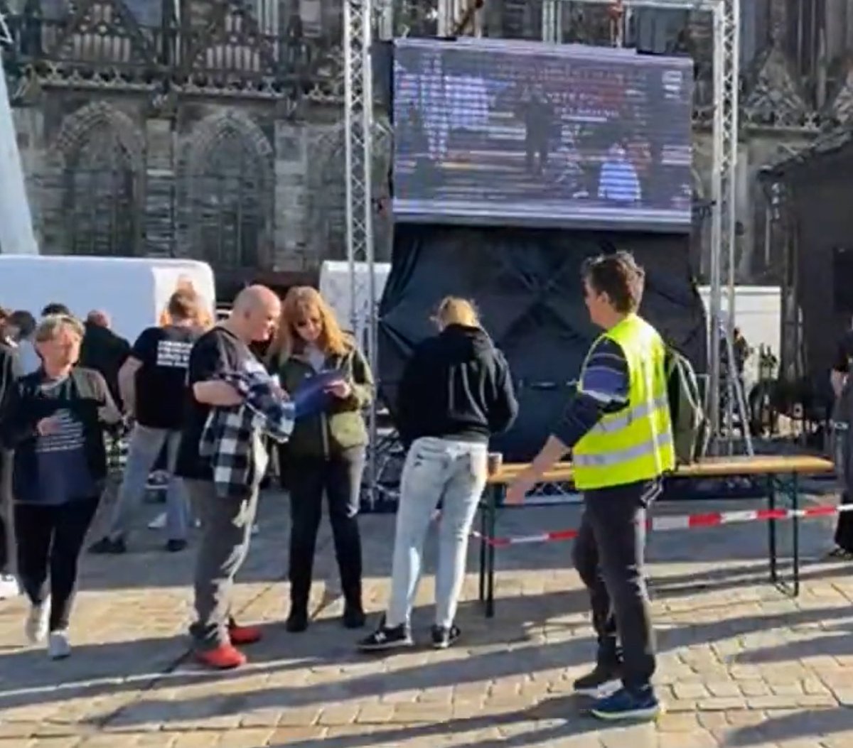 DerNorb's tweet image. Nie vergessen,
dass der Rechtsradikale Sven #Streck auch schon von der selbsternannten „Friedensbewegung #Rostock“  um Jens #Kaufmann, Anja #Lues und Ralph #Zedler eingeladen wurde.

Sie selbst bezeichnen sich „antifaschistisch“ 🙈

Ja, sicher…🤡