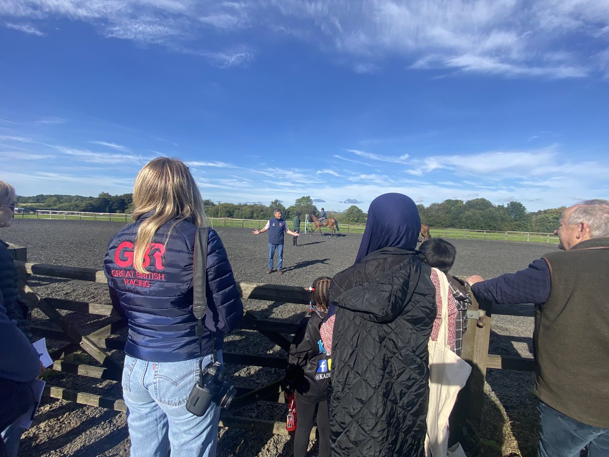 TheUrbanEquest's tweet photo. Class day out at Richard Phillips Yard (Adlestrop Stables) for #NationalRacehorseWeek. Our young members had a brilliant time Thanks @GBRacing @RacingGrants @RacingtoSchool 🌟🌟🌟🌟🌟 https://t.co/aeSzVGMwpE