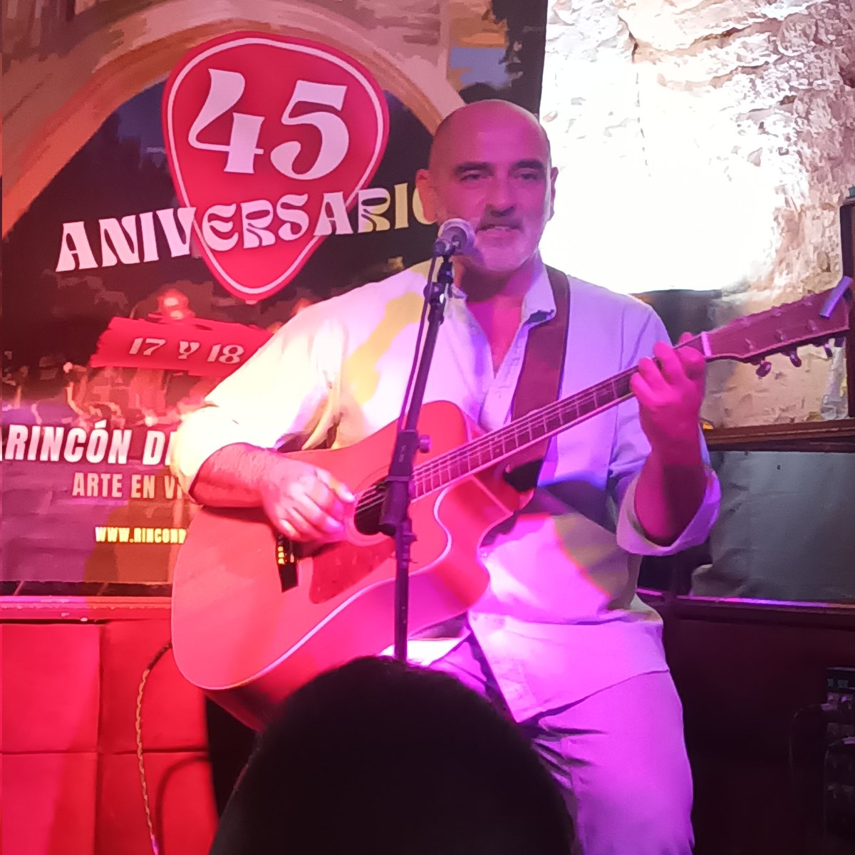 ninquipoter's tweet photo. Disfrutando de un concierto íntimo, personal, de uno de los más grandes cantautores #Tontxu @aitatontxu en un local  entrañable e histórico de Madrid el #RincondelArteNuevo. https://t.co/guXn44LVv8