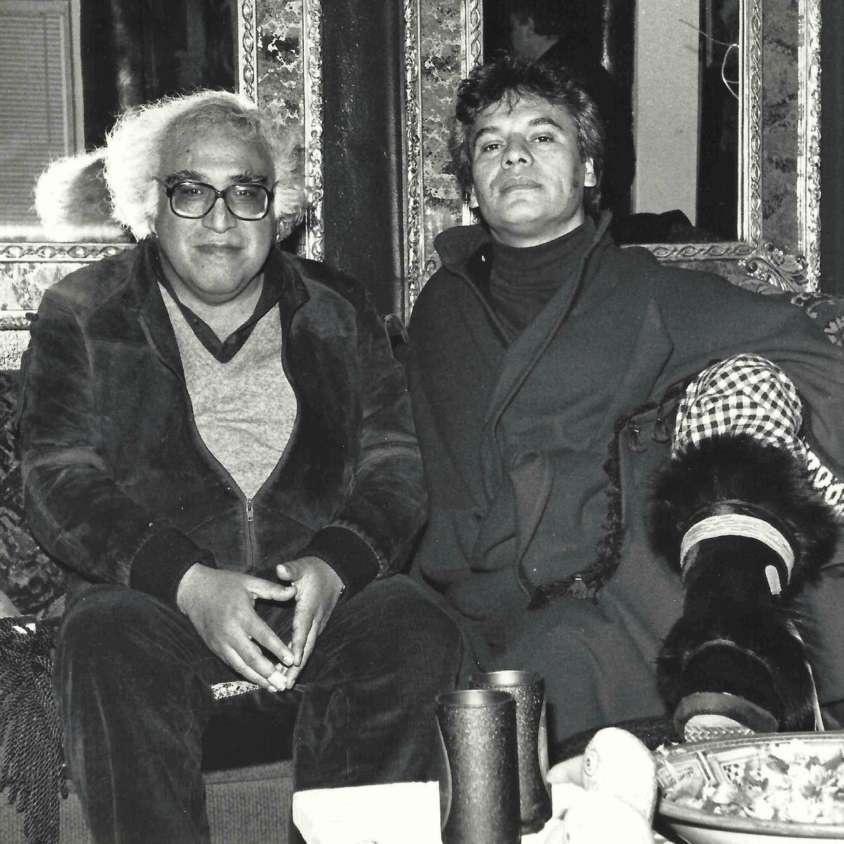 Se rifó el Estanquillo desempolvando esta foto de Alejandro Brito (hacia 1990). Me encanta el gesto altivo de Juanga, orgulloso junto a su cronista.