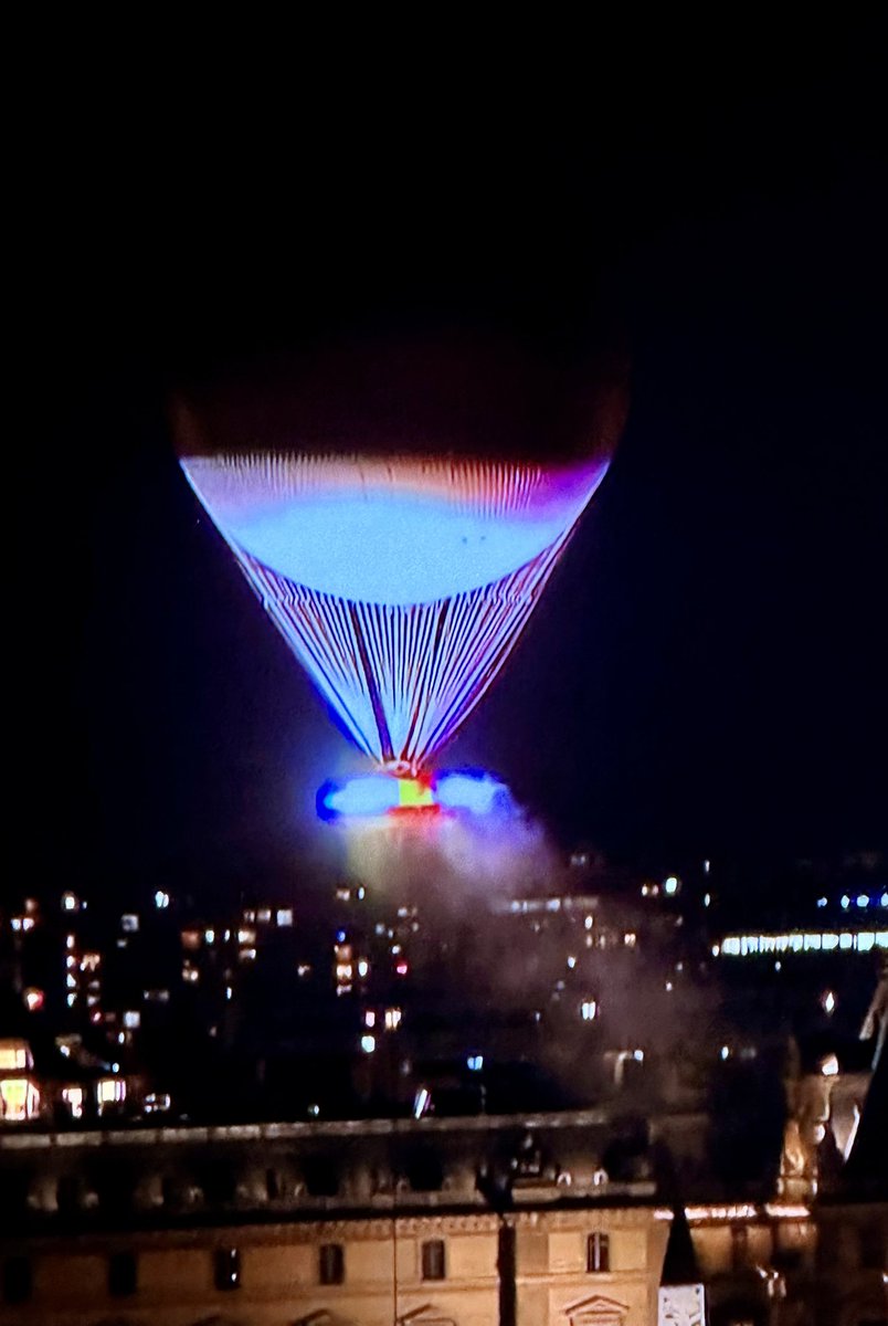 [🪗🔥🏅] Mais mais… c’est notre champion <a href="/FelicienBrut/">Félicien Brut</a> 🪗🫶 
Et il fait même décoller la vasque ! #Paris2024 #JeuxOlympiques2024 #Paralympics #Parade #ParadeDesChampions