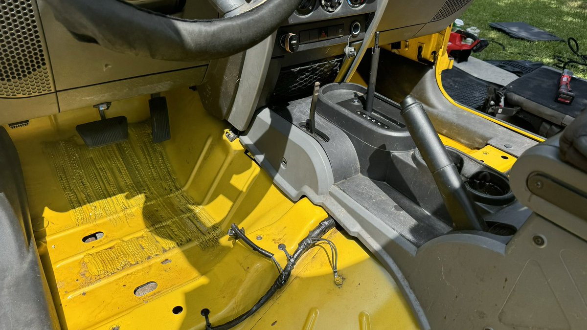 JohnsJeepGarage's tweet photo. I just need to say thisβ¦ if you have never taken this off, start working out beforehand. π³βπΌ#JeepProject #Garage https://t.co/ZSU5IiyxUQ