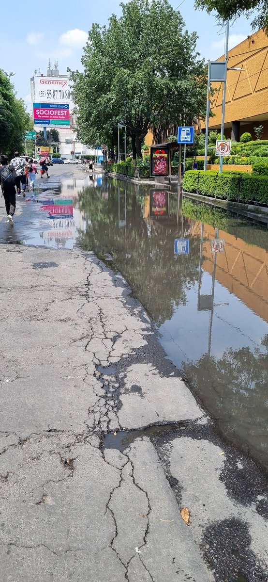Francjeronimo90's tweet photo. @UCS_GCDMX @LaSEMOVI @SacmexCDMX nos apoyan para  desasolvar coladeras debido a que la banqueta esta inundada y nos apoyan con elementos de tránsito ya que los peatones están pasando hasta media calle. En Av. Río Churubusco 601, Xoco, Benito Juárez, 03330 Ciudad de México, CDMX https://t.co/erhLyrKeZ5