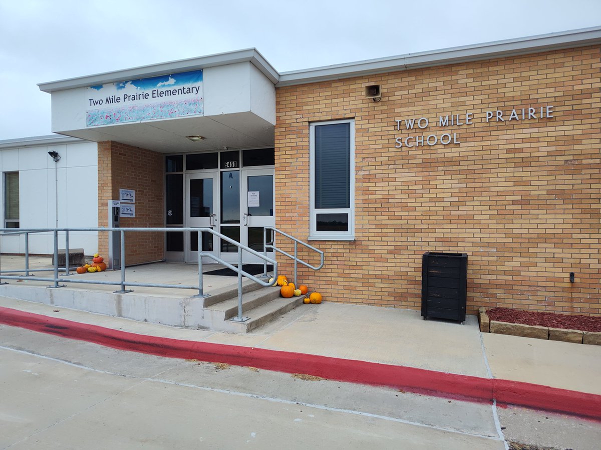 lmuellerTMP's tweet image. It's pretty awesome to walk up to your school and see fall decorations that were picked from the garden that the students planted in the springtime. The next adventure will be to find natural ways to protect against the squash bugs #cpsbest #Ag #PlaceBasedLearning #PrairieProud