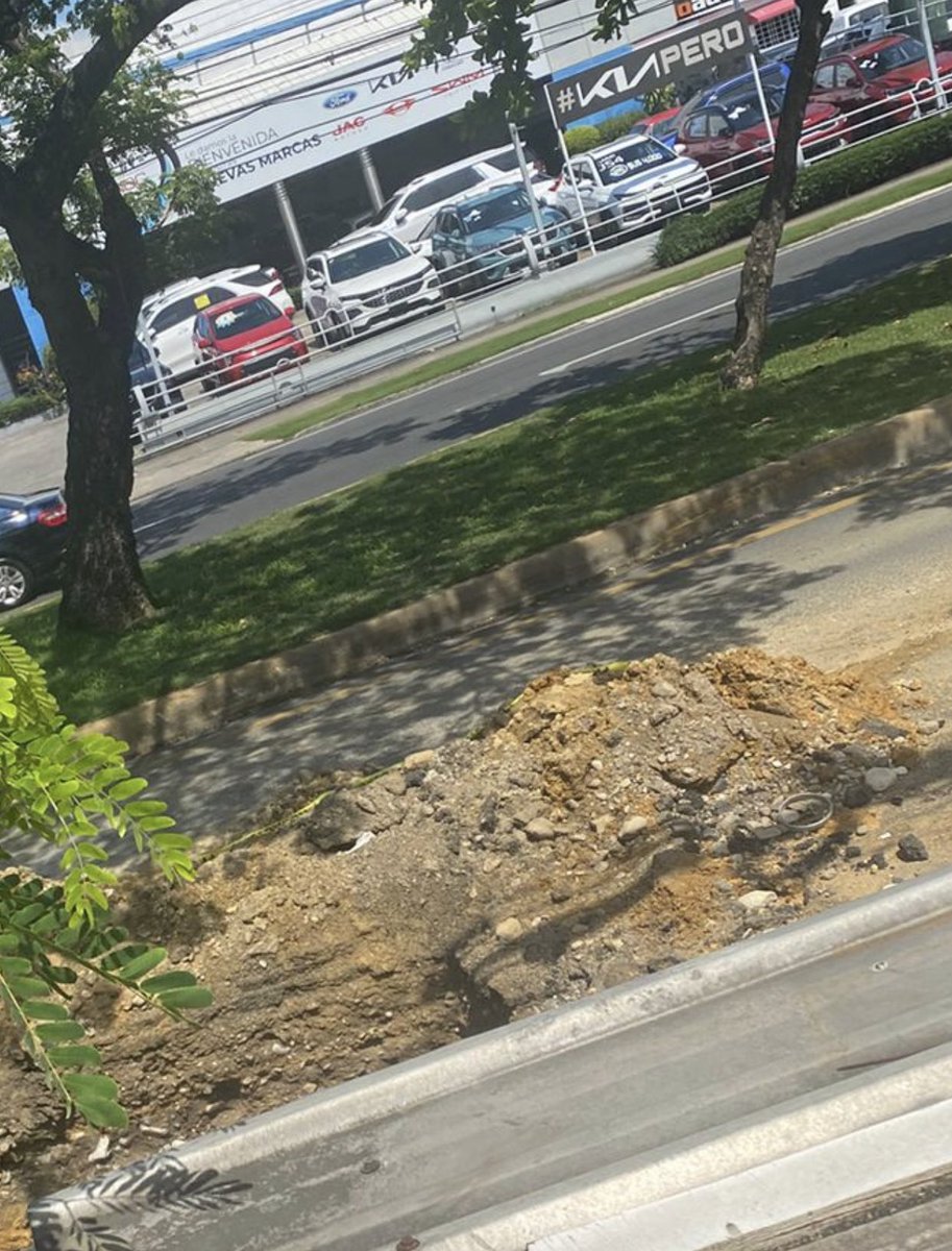 Rosaceb's tweet photo. En la Av. Nuñez de Cáceres, frente al Res. Las Lauras 1, la CAASD dejó abierto y sin señalización un hoyo.  Esto provocó 5 accidentes en dos dias, uno aparatoso, la jeepeta se volcó quedando con las gomas hacia arriba.. @luisabinader @AlcaldiaDN @caasdrd @MOPCRD https://t.co/YKOVm9PoHQ