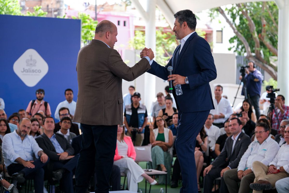 EnriqueAlfaroR's tweet photo. Hoy es cumpleaños de @JCFloresMiramon quien, por casi 6 años, ha trabajado a tope para consolidar el mejor sistema educativo de todo México con visión, compromiso y su extraordinaria labor al frente de la @SecEducacionJal, Un fuerte abrazo, Juan Carlos. https://t.co/VoL7pVyDf6