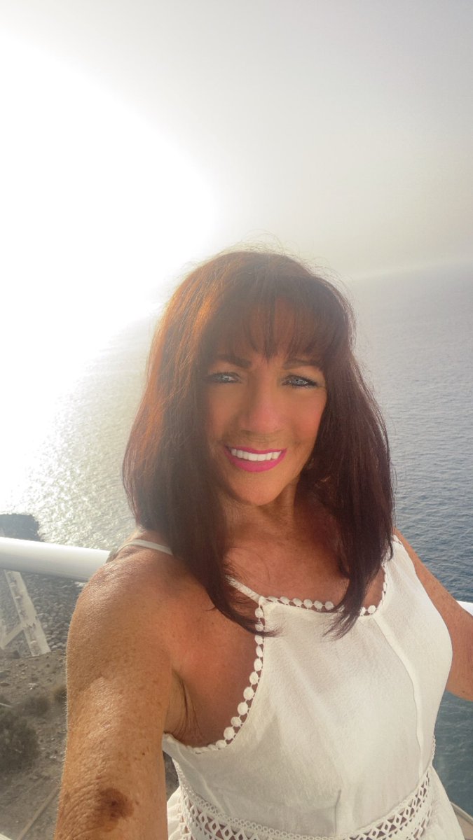 ilovemyfridays's tweet photo. Evening my lovelies and cheers 🥂 hope you have a great night. Really colder tonight so fire is lit. Having a couple glasses of wine, cheers 🍷. Wishing it was still 80 degrees xxx🤗🤗#rememberingsummer https://t.co/TVwfzS3WgT