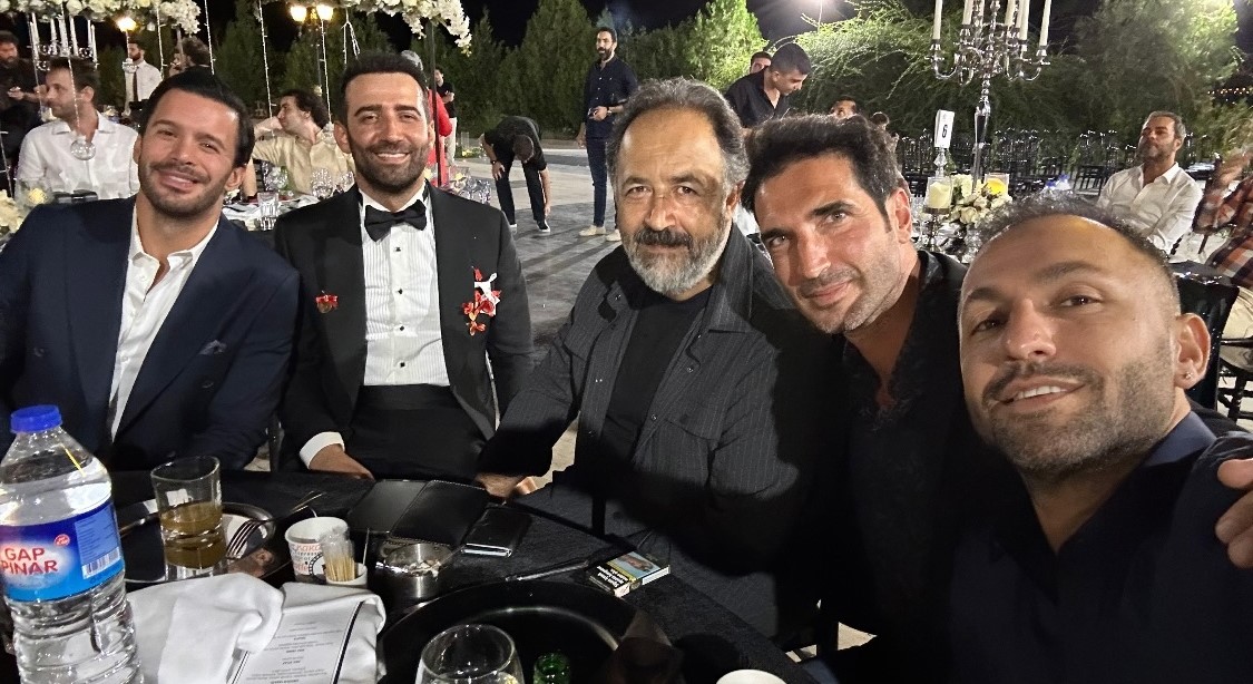 BAAFC87's tweet image. باريش برفقه فريق عمل الب ارسلان .. 📸💫

#BarışArduç #AlpArslan