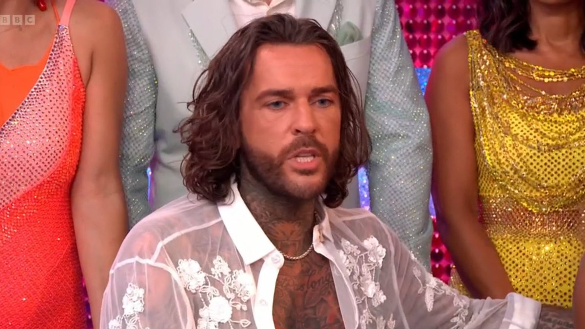 Pete Wicks looks a bloke from a swingers party that's arrived  down for breakfast the next morning wearing your wife's nightie 

#Strictly