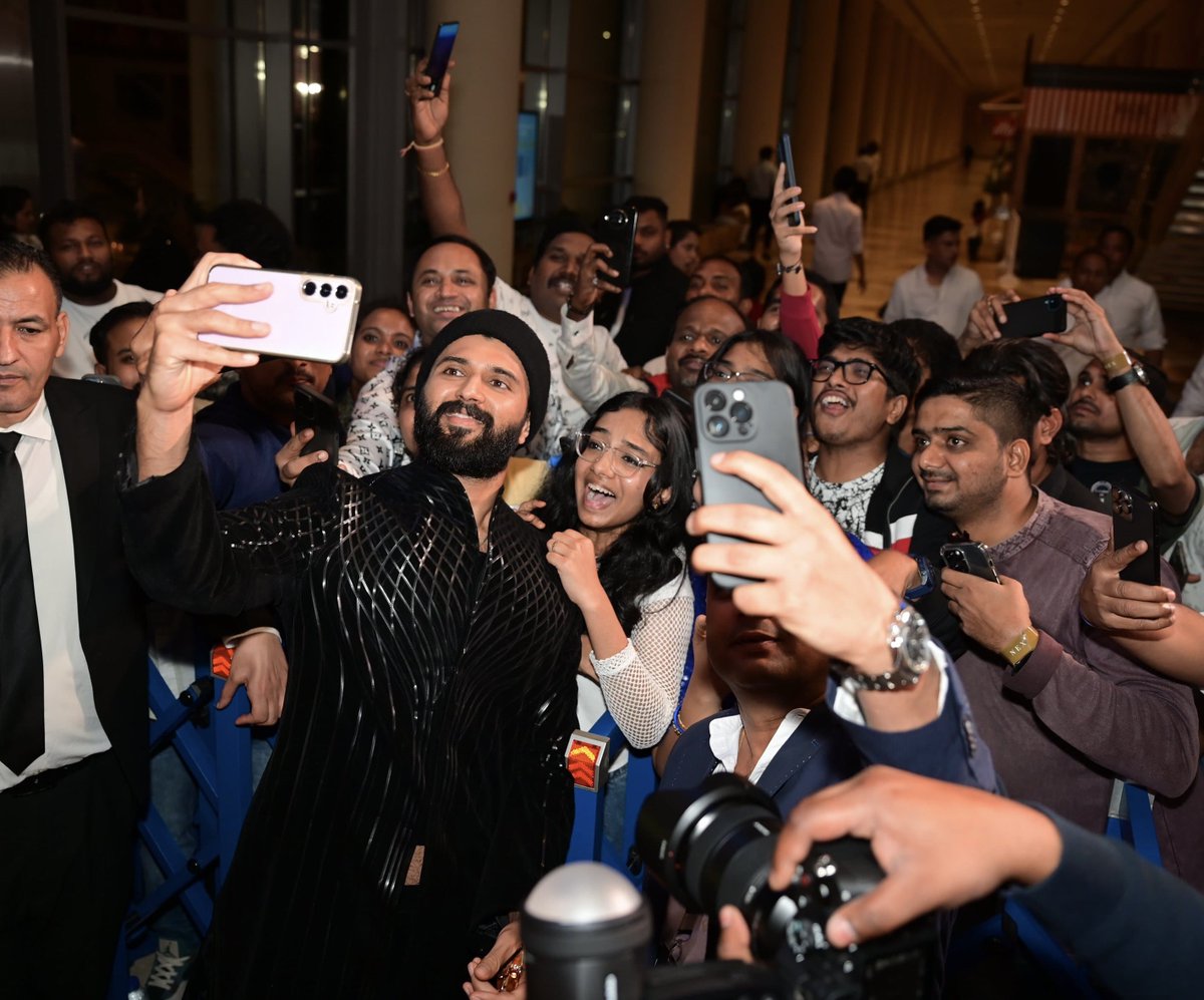 VDTrendsOffl's tweet photo. Here are few more clicks from #Siima2024 
@TheDeverakonda carrying the swag effortlessly 🔥👌
#VijayDeverakonda #VD12 #Siima https://t.co/bnY8TZ0ezp