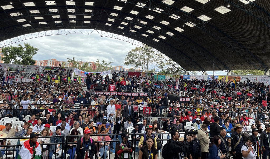 El encuentro de medios alternativos a reventar, la asamblea popular del cambio lleno total ¿Donde será que hacen las encuestas que dicen que a <a href="/petrogustavo/">Gustavo Petro</a> no lo quiere nadie? 
Aquí está el pueblo que eligió su presidente y lo respalda hasta el final.