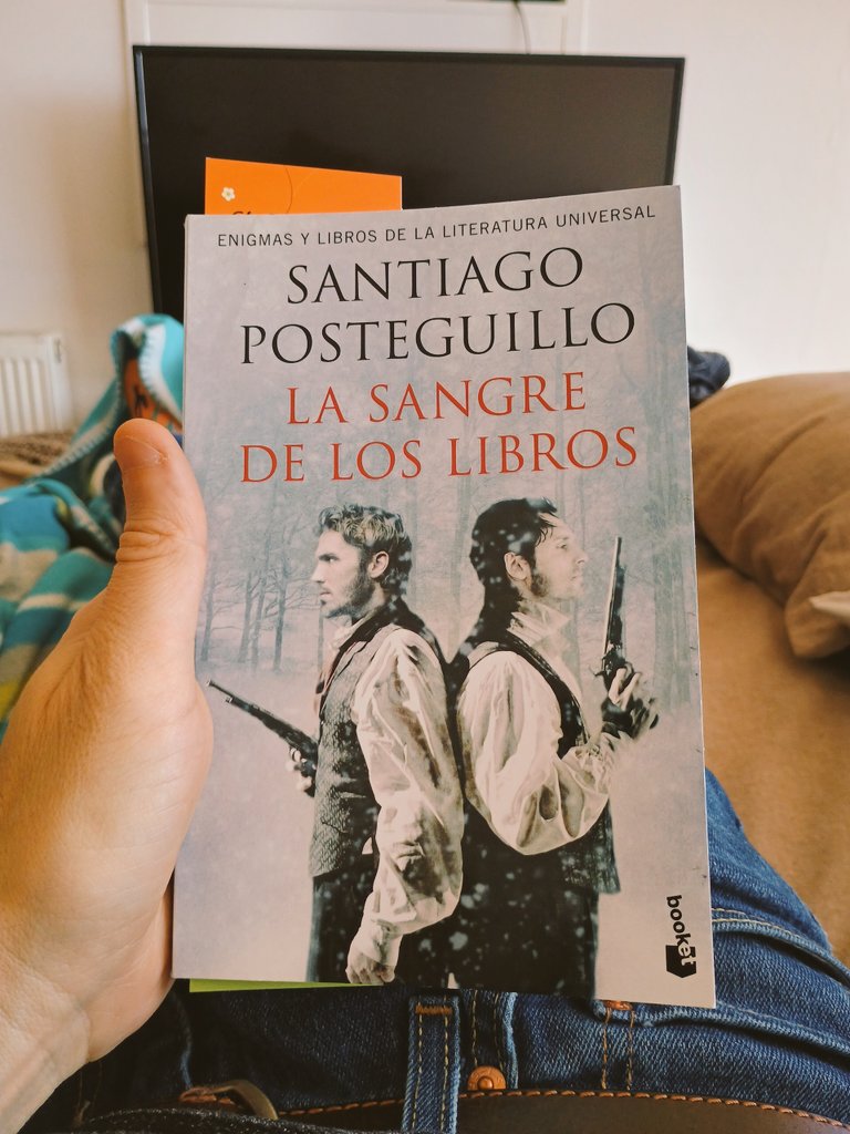 XJPeake's tweet photo. Qué maravillosa obra de @SPosteguillo acabo de comenzar: pequeños viajes que atraviesan la historia para explicar secretos literarios. Buscaba lectura para este momento, y no había una mejor. 📖🤓❤️ https://t.co/h20tRw65Sz
