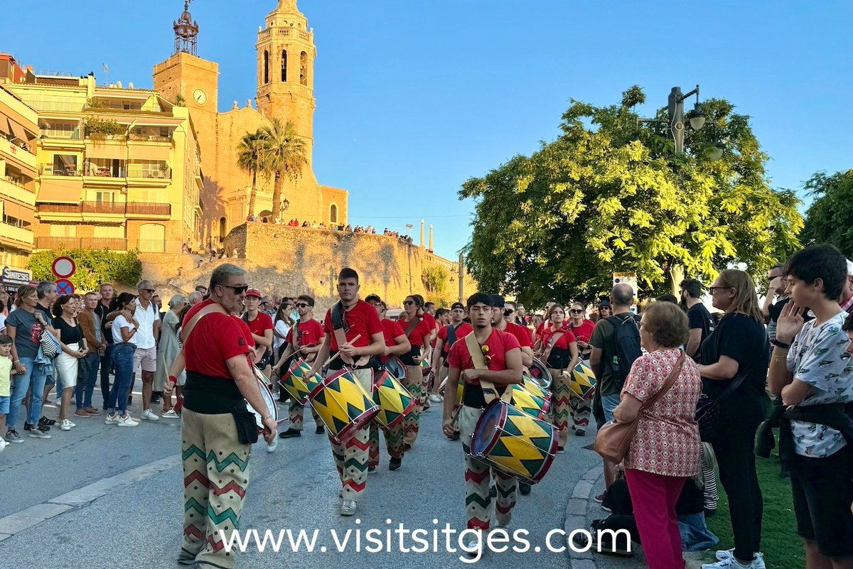 La Nit de Foc de Sitges 2024 ha començat amb la tradicional Timbalada dels timbalers de les colles participants a la Nit de Foc

FOTOS I PROGRAMA DE SANTA TECLA SITGES 2024
visitsitges.com/ca/santa-tecla…
