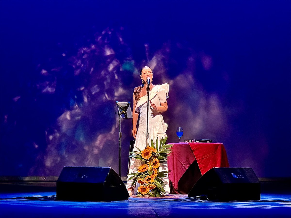 Ayer en la noche <a href="/Marabarros7/">Mara Barros</a> dando un conciertazo muy especial en el #TeatroDeLaCiudad presentando #MeNaceDelCorazon su homenaje a nuestra música. 
ESPECTACULAR!!