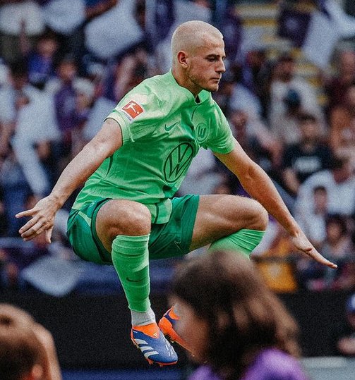PPZGR's tweet photo. VFL Wolfsburg ulega 1-2 Eintrachtowi Frankfurt. Średni mecz Jakuba Kamińskiego. Często tracił piłkę. Kamil Grabara zaliczył kilka dobrych interwencji. https://t.co/3y5vaQNN2M