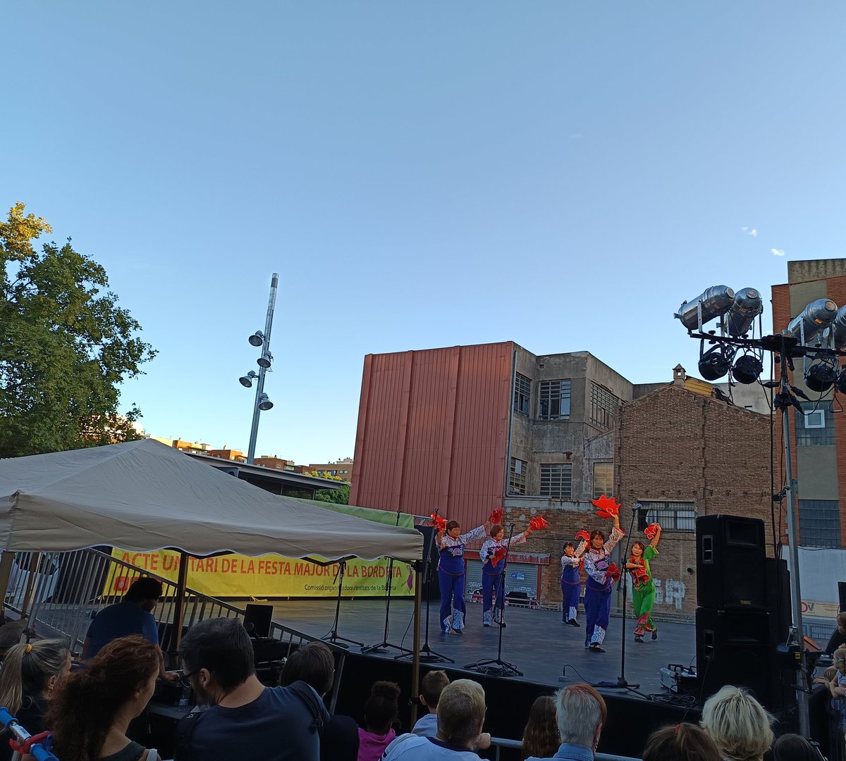 DavidLabrador23's tweet photo. 🎉 Ja s'acaba la #FMBordeta!
💃🏻 Avui hem pogut gaudir de la tradicional #LaBordetaEnDansa, amb diversos tipus de balls i música de tot el món.
📢 També hem visitat la mostra d'entitats/gastronòmica, a més de veure els #Gegants de #SantMedir.
👏🏻 Visca la Festa Major de #LaBordeta! https://t.co/NENGwPjJ70