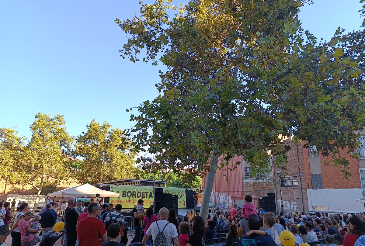 DavidLabrador23's tweet photo. 🎉 Ja s'acaba la #FMBordeta!
💃🏻 Avui hem pogut gaudir de la tradicional #LaBordetaEnDansa, amb diversos tipus de balls i música de tot el món.
📢 També hem visitat la mostra d'entitats/gastronòmica, a més de veure els #Gegants de #SantMedir.
👏🏻 Visca la Festa Major de #LaBordeta! https://t.co/NENGwPjJ70