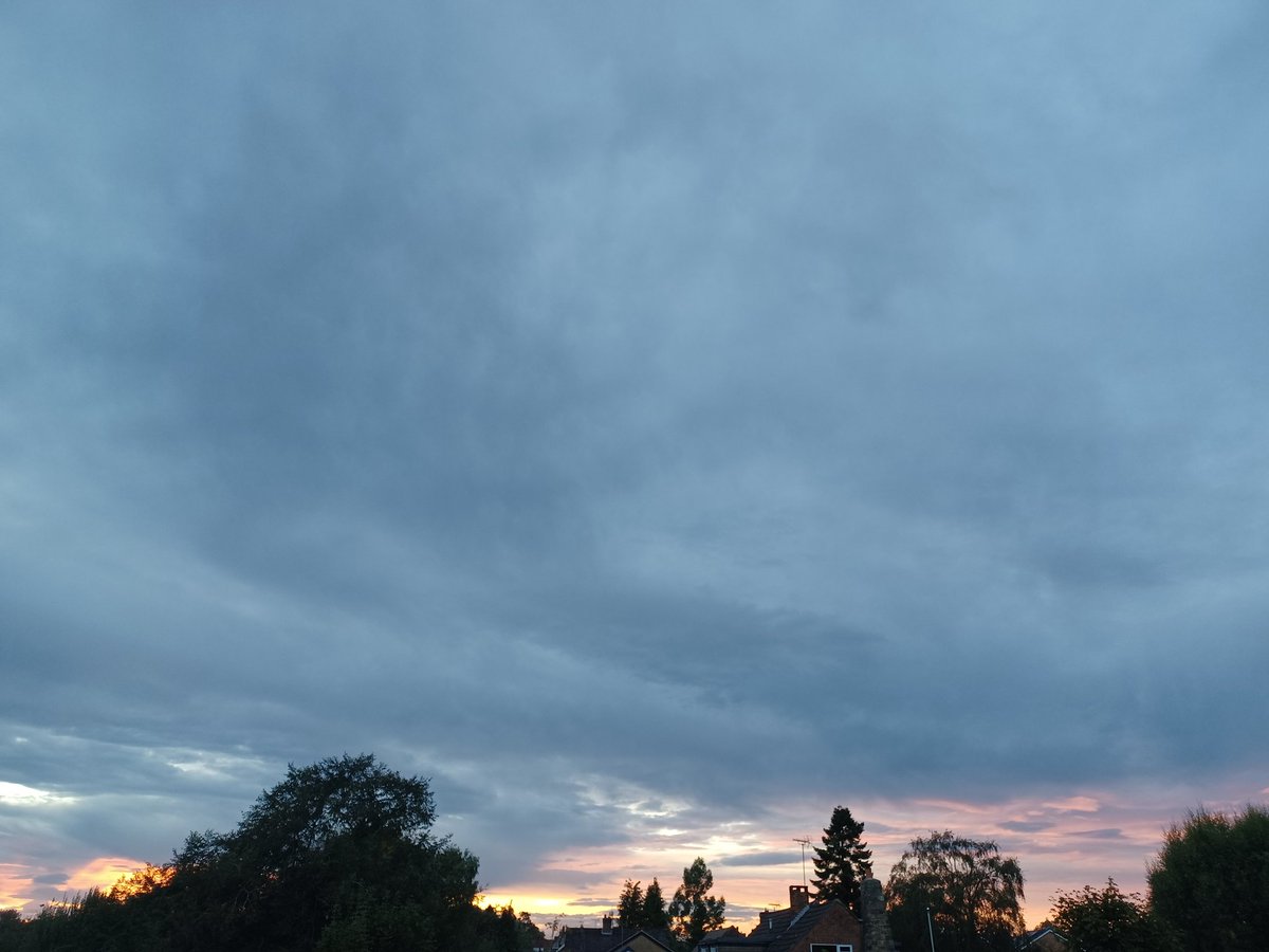 A bit of a glow in the sky this evening. Hope everyone doing well,  let me know if you're doing anything interesting this weekend 🙄😎