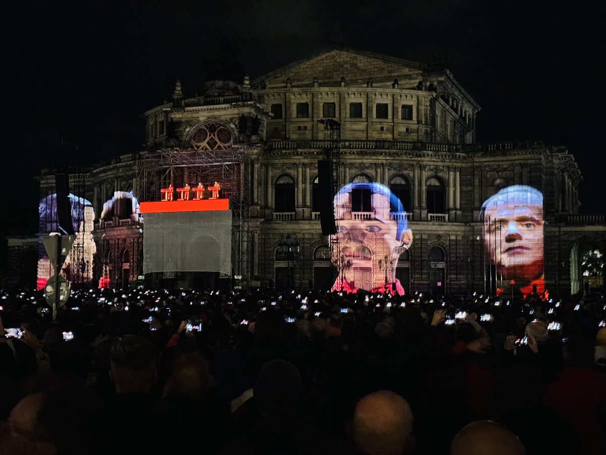 THE PIONEERS OF ELECTRONIC MUSIC #KRAFTWERK LIVE AT SEMPEROPER #DRESDEN
