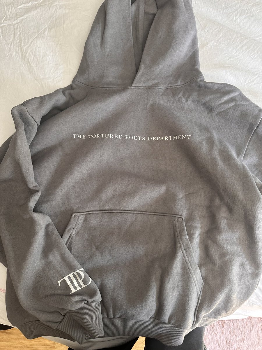 dustcollected's tweet photo. i’m so happy i got this WEEE lowkey one of her best merch items 🤭 so cute! just in time bc it’s getting cold already where i am https://t.co/MpiwLqe2Of