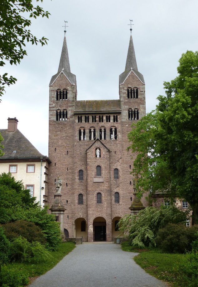 GermanyPacific's tweet photo. 🏛️ #UNESCOHeritage series: the Carolingian Westwork and Civitas Corvey! Located in Höxter, 🇩🇪, this 9th-century marvel stands as a testament to Carolingian architecture and early Christian culture. Discover the historical significance of this masterpiece! #WorldHeritage #Corvey https://t.co/XLBuqiGYll